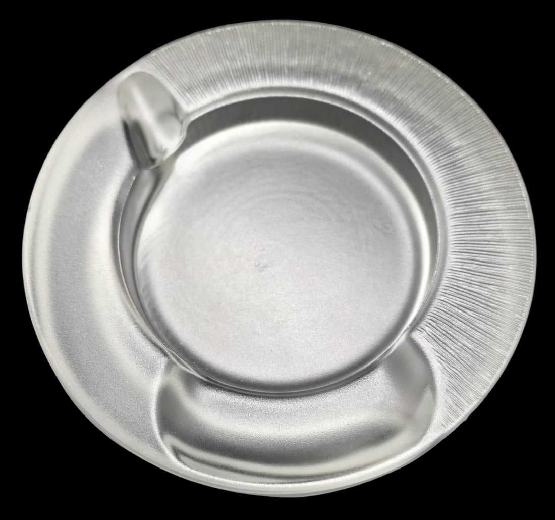 Rare Vintage Mid-Century Modern ARNOLFO DI CAMBIO Italy Crystal Ashtray: Very unusual piece in very good vintage condition; no chips, cracks, or repairs. Measures approx. 1 1/2" high x 6" in diameter.