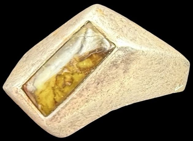 Gorgeous Vintage Sterling Silver & Orange Rhinestone Ring: Very good vintage condition with minor patina according to age. Measures approx. 3/4" long and 1/2" wide and weighs ca. 7.6 grams. The ring size is 12. Marked for Sterling Silver