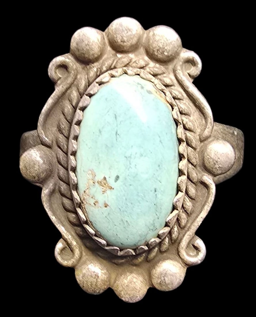 Vintage Mid-Century 1960s Native American BELL TRADING POST Sterling Silver & Gemstone Ring: Very good vintage condition with minor patina and wear according to age. The ring is a size 5.5 and weighs ca. 4 grams. Marked.