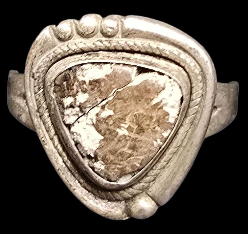 Vintage Mid-Century 1960s Native American BELL TRADING POST Sterling Silver & Gemstone Ring: Good vintage condition with minor patina and wear according to age; gemstone has a crack. The ring is a size 8.5 and weighs ca. 4 grams. Marked.