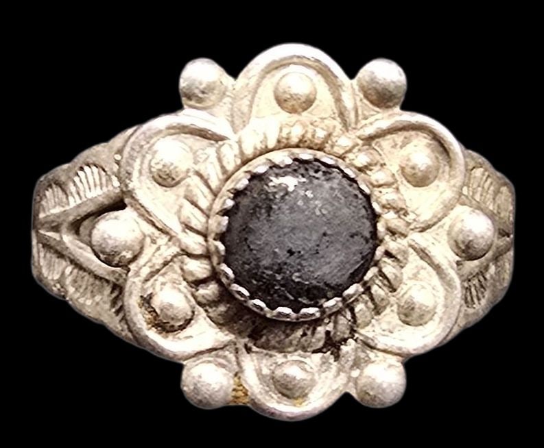 Vintage Mid-Century Southwestern PACIFIC JEWELRY COMPANY Sterling Silver & Gemstone Ring: Very good vintage condition with minor patina and wear according to age. The ring is a size 5 and weighs ca. 3 grams. Marked.