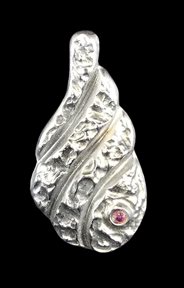 Ornate Vintage Sterling Silver & Ruby Designer Pendant - Signed: Very good vintage condition with minor patina according to age. Measures approx. weighs ca. 1.5 grams. Marked.