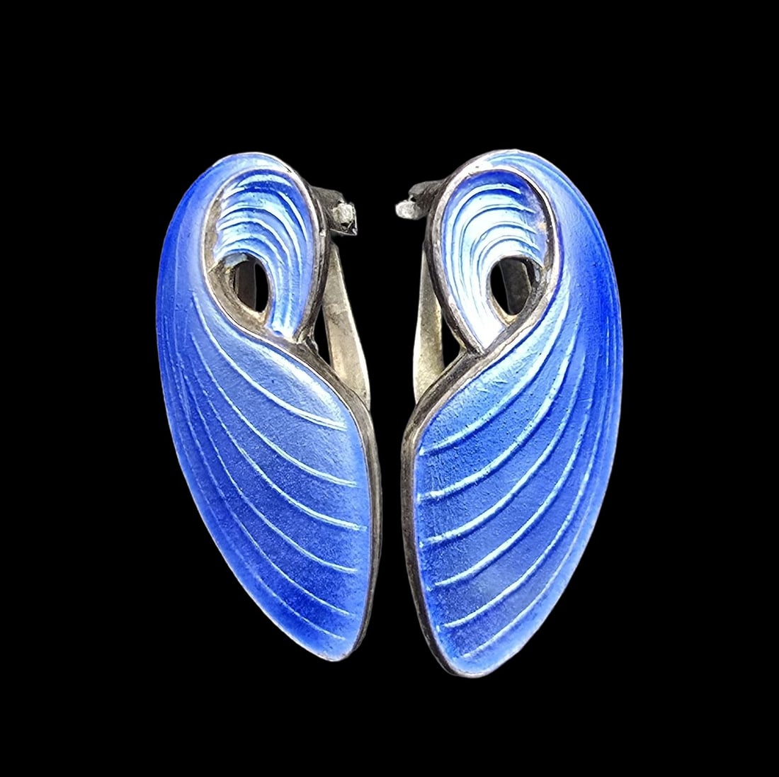 Gorgeous Vintage Sterling Silver & Blue Enamel Clip Earrings: Very good antique condition with minor patina according to age. Each measures approx. 1" wide and they jointly weigh ca. 6 grams. Marked for Sterling Silver.