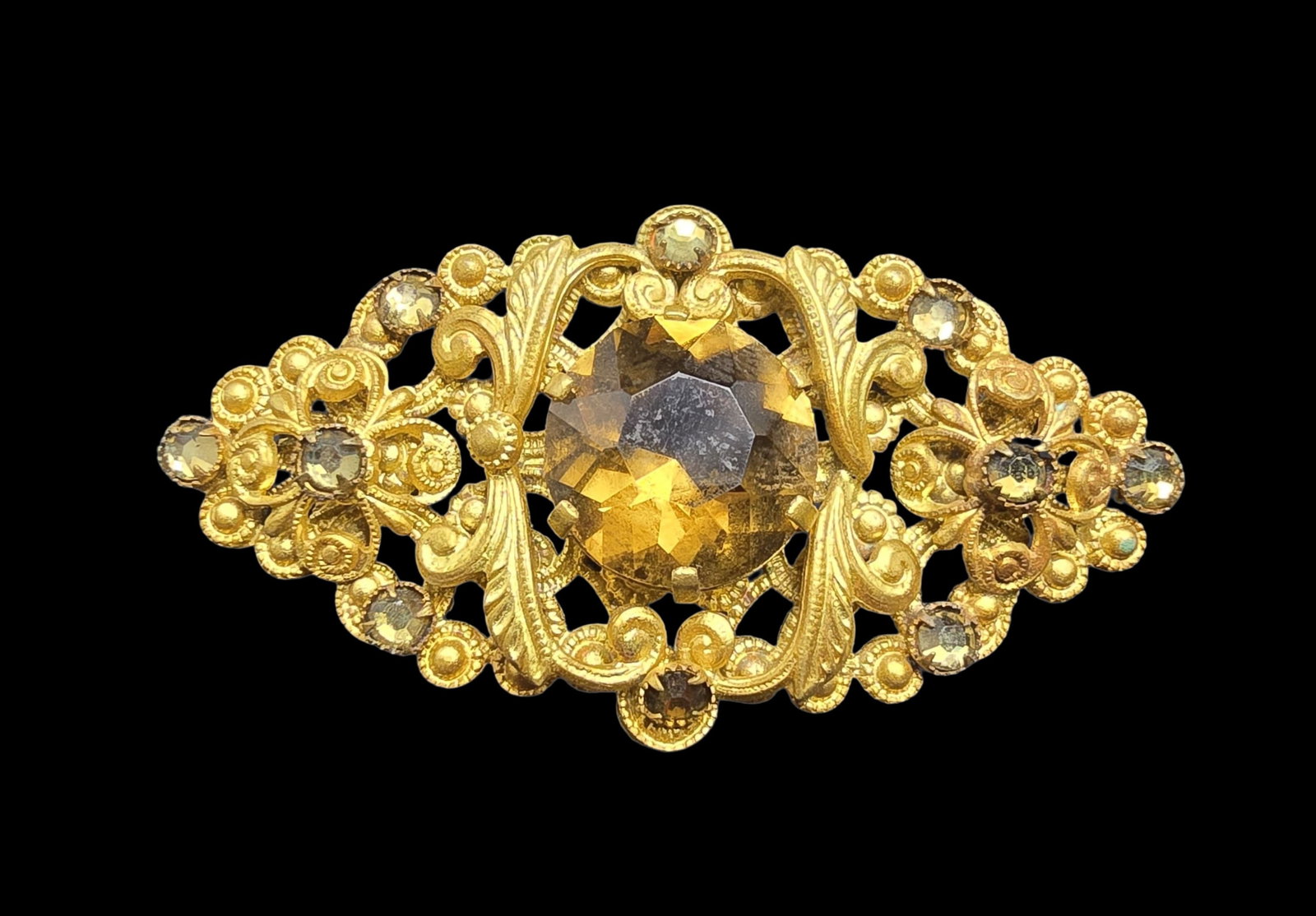 Beautiful Ornate Antique Gold Plated Brooch Pin: Very good vintage condition with minor patina according to age. Measures approx. 2" wide and weighs ca. 11 grams.