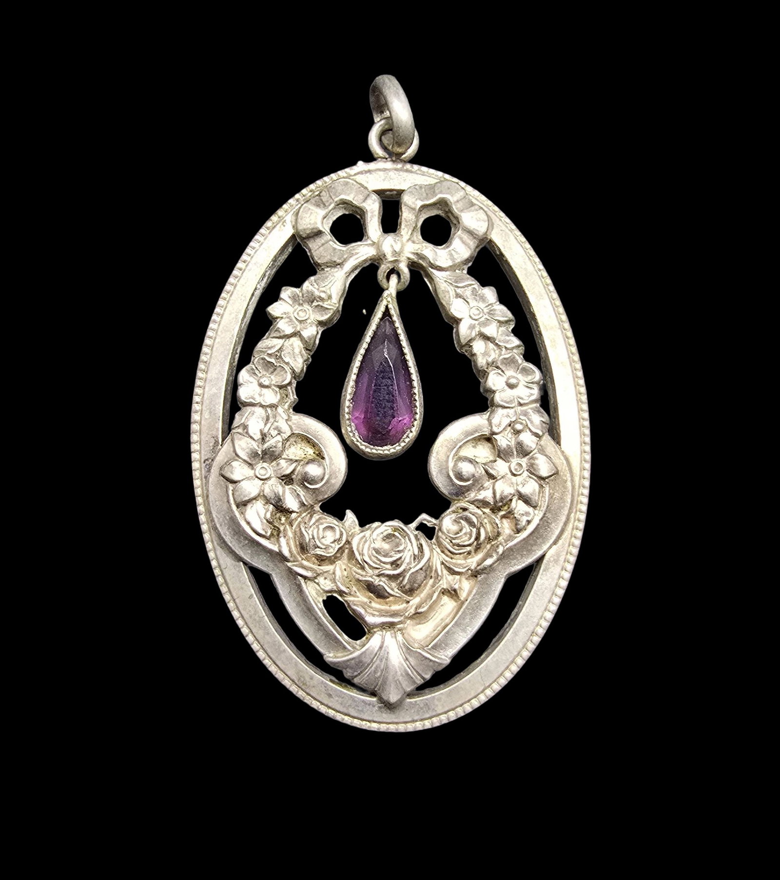 Beautiful Ornate Vintage Sterling Silver Flower Basket & Ametyhst Pendant: Very good vintage condition with minor patina according to age. Measures approx. 1" wide and weighs ca. 4 grams. Tested for Silver.