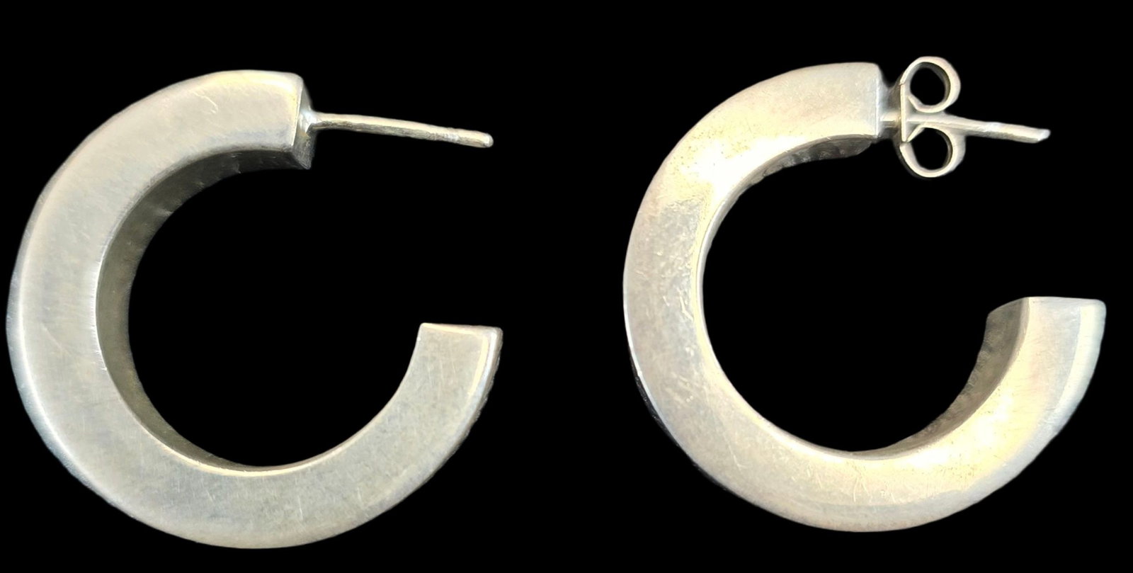 Stylish Vintage Mid-Century Sterling Silver Hoop Earrings: Very good vintage condition with minor patina according to age. Each measures approx. 1 1/2" wide and they jointly weigh ca. 3.5 grams.