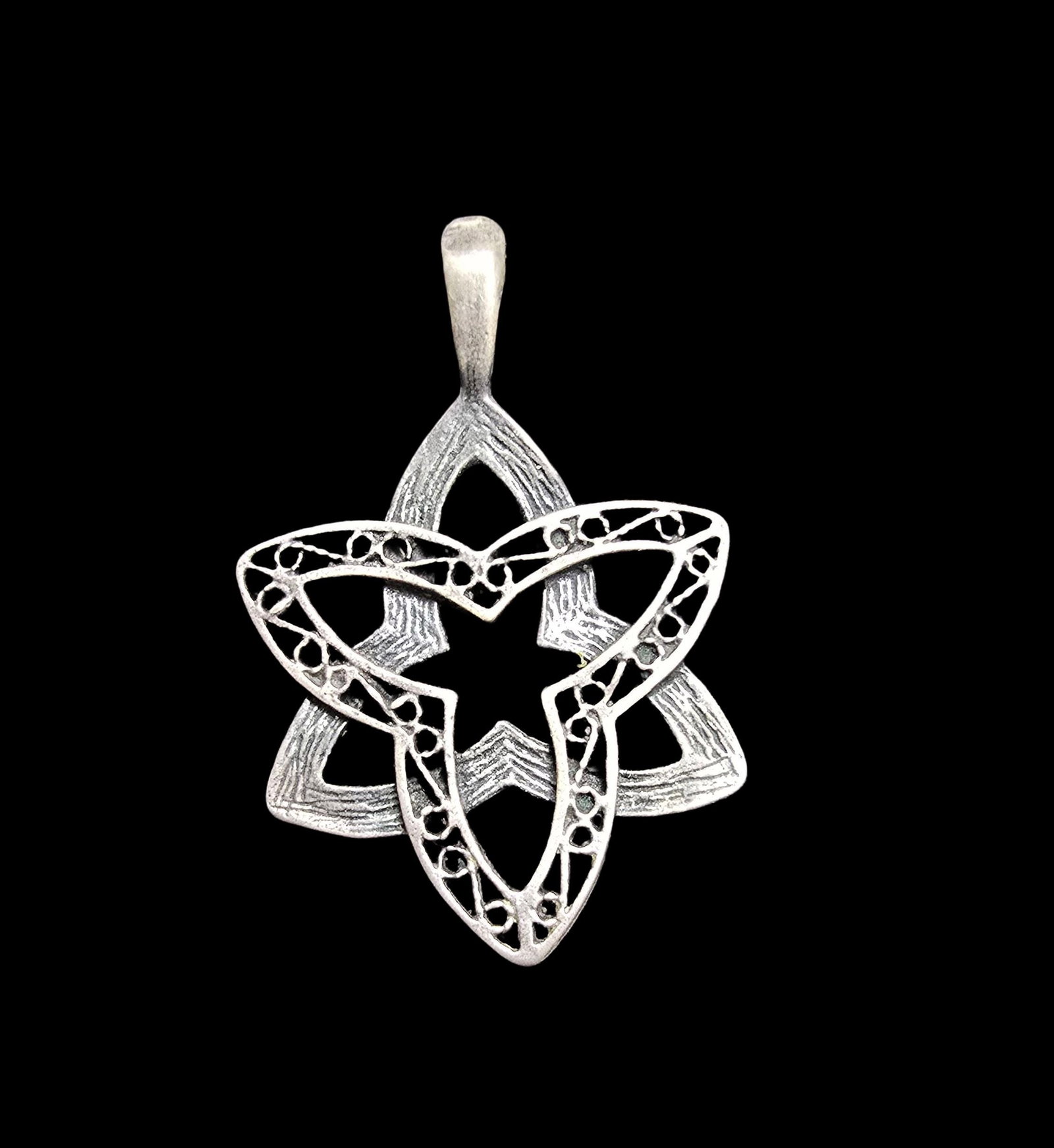 Gorgeous Vintage Handmade Sterling Silver Celtic Knot Pendant: Very good antique condition with minor patina according to age. Measures approx. 1" wide and weighs ca. 1 grams. Marked for Sterling Silver.