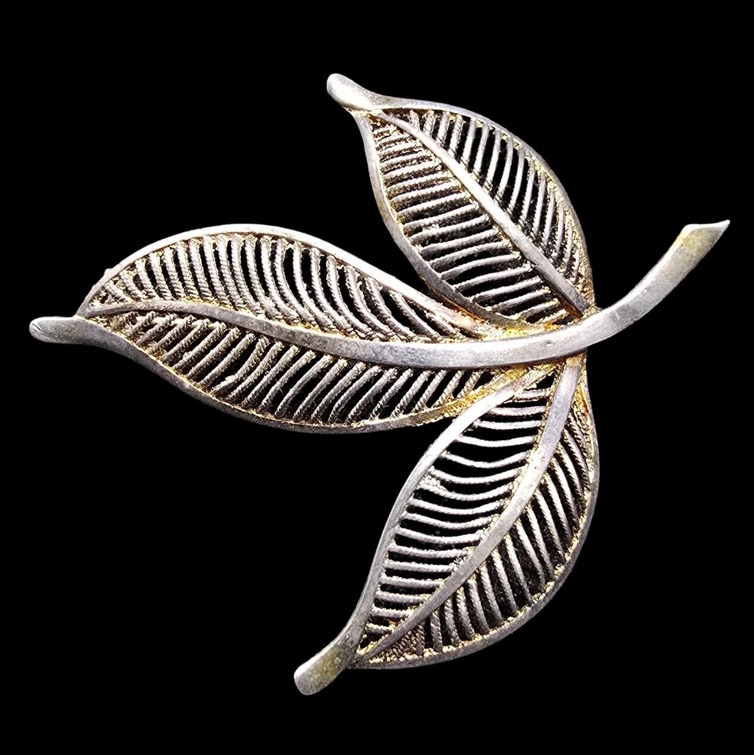 Beautiful Ornate Vintage Sterling Silver Leaf Pin Brooch: Very good vintage condition with minor patina according to age. Measures approx. 1 1/2" long and 2" wide and weighs ca. 4 grams. Marked for 925 Silver