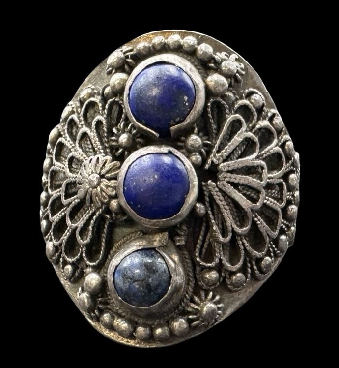 Ornate Vintage Sterling Silver & Lapis Lazuli Ring: Very good vintage condition with minor patina according to age. Measures approx. 3/4" long x 3/4" wide and weighs ca. 5.1 grams. The ring is a size 5. Marked for Sterling Silver..