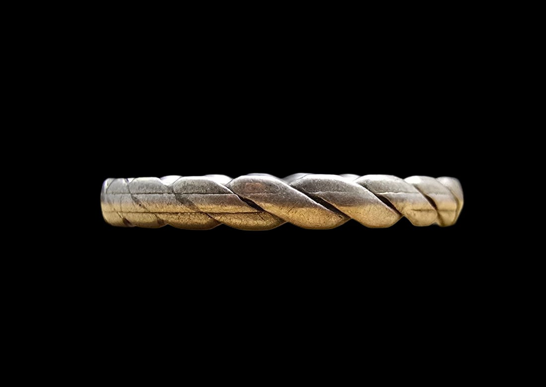 Ornate Vintage Sterling Silver Twisted Band Ring: Very good vintage condition with minor patina according to age. The ring is a size 6.5 and weighs ca. 1 gram. Marked for Sterling Silver.