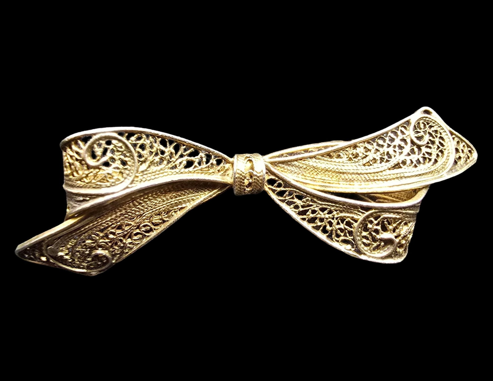 Gorgeous Ornate Vintage European Gilt 800 Silver Filigree Bow Brooch Pin: Very good vintage condition with minor patina according to age. Measures approx. 2" wide and weighs ca. 5 grams. Marked for 800 Silver.