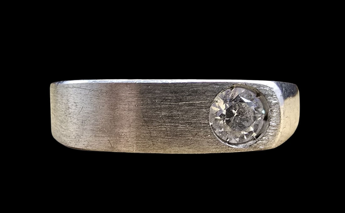 Stylish Vintage Sterling Silver & Clear Solitaire Rhinestone Ring: Very good vintage condition with minor patina according to age. The ring is a size 11 and weighs ca. 5.5 grams. Marked for Sterling Silver.