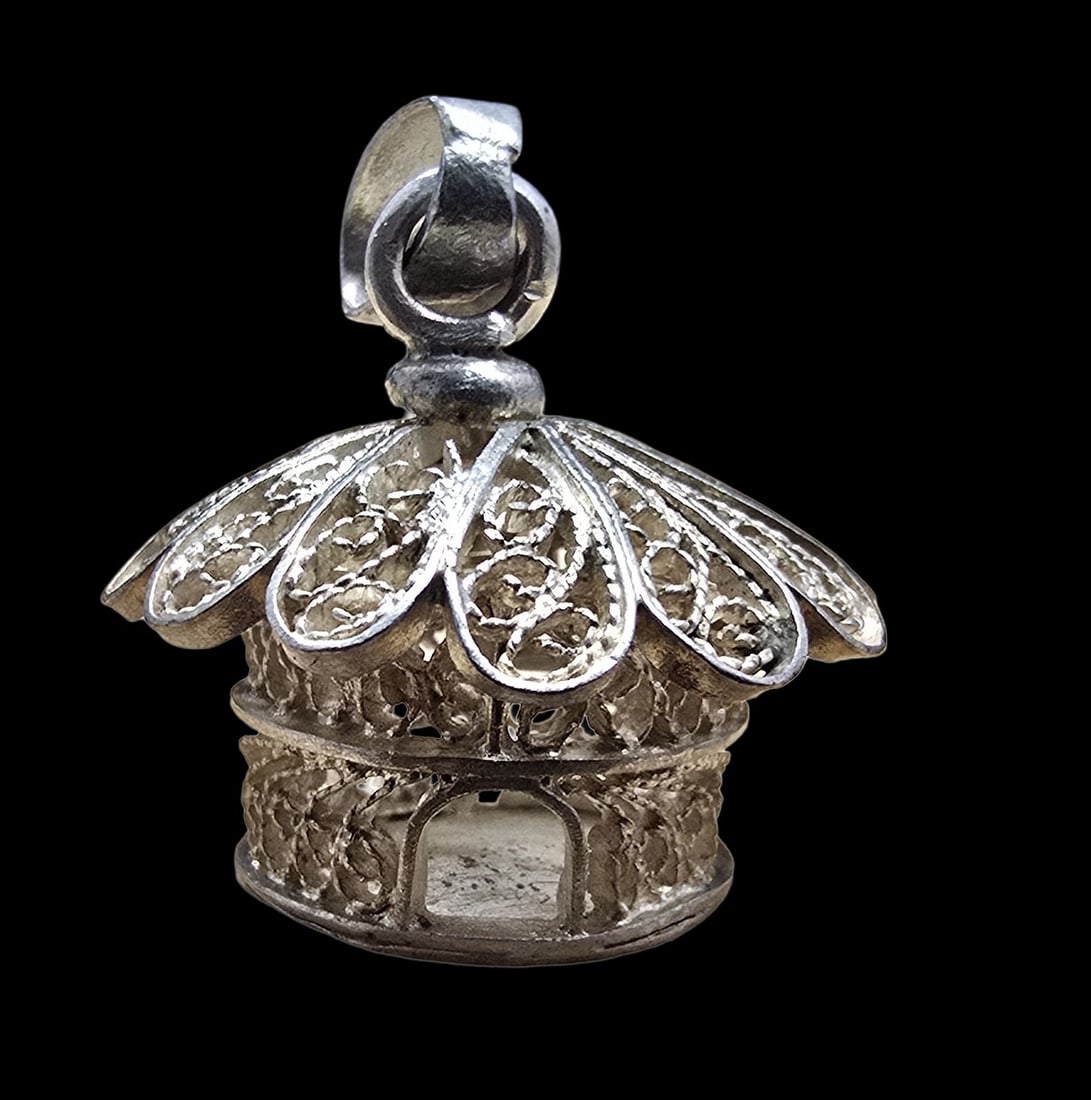 Unusual Ornate Vintage Sterling Silver Filigree Bird Cage Pendant Charm: Very good vintage condition with minor patina according to age. Measures approx. 1" wide and weighs ca. 7.5 grams. Marked for Sterling Silver.