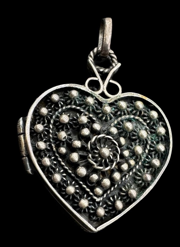 Beautiful Vintage handmade Sterling Silver Filigree Heart Picture Locket Pendant: Very good antique condition with minor patina according to age. Measures approx. 1 1/2" long x 1"wide and weighs ca. 9.3 grams. Marked for Sterling Silver..