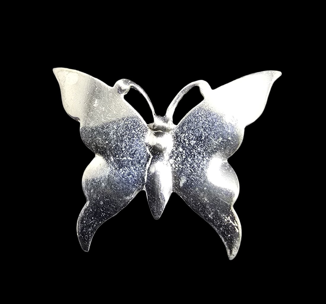 Beautiful Vintage European 835 Silver Butterfly Designer Pin Brooch: Very good vintage condition with minor patina according to age. Measures approx. 1" wide and weighs ca. 1.5 grams. Marked for 835 Silver.