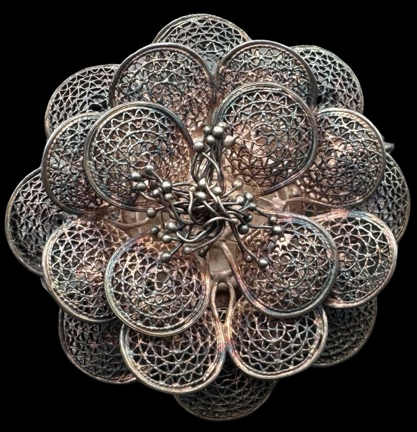 Beautiful Vintage Mexican Sterling Silver Filigree Flower Pin Brooch: Very good vintage condition with minor patina according to age. Measures approx. 2" in diameter and weighs ca. 20 grams. Marked for Sterling Silver.. Made in Mexico.