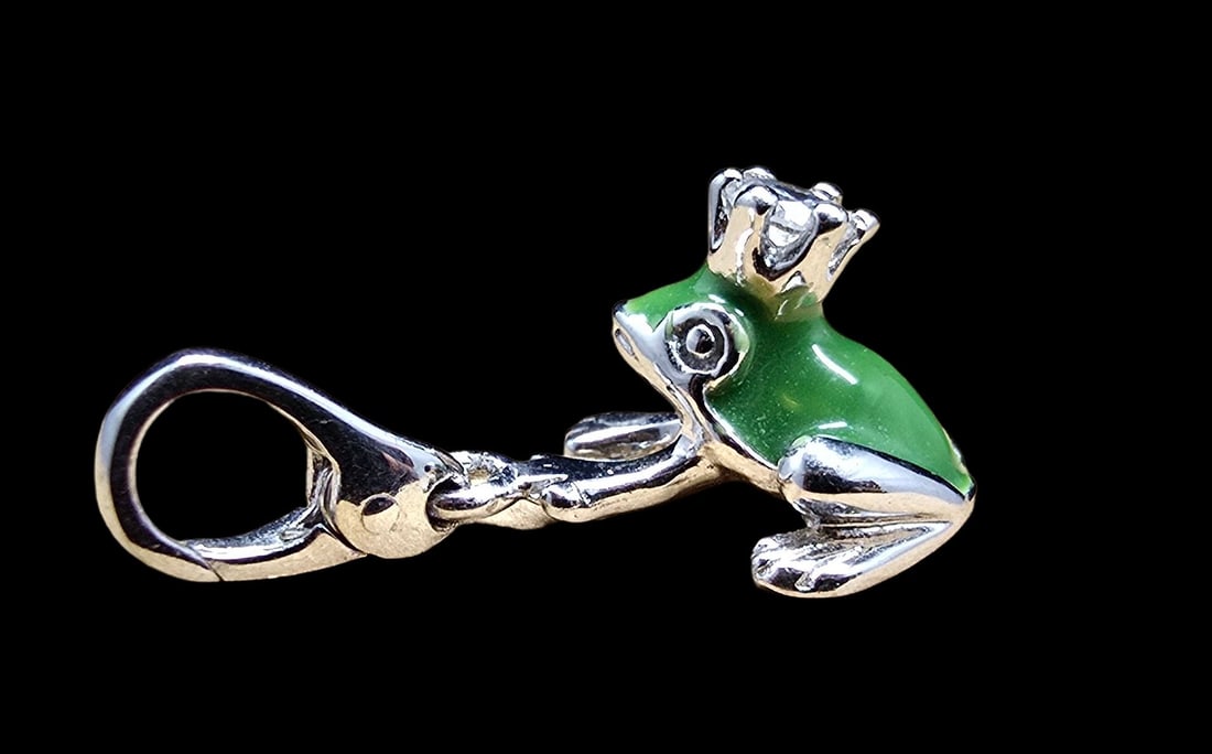 Cool Vintage GIORGIO MARTELLO MILANO Italy Sterling Silver Frog Prince Pendant Charm: Very good vintage condition with minor patina according to age. Measures approx. 1/2" wide and weighs ca. 4 grams. Marked for Sterling Silver and carrying Martello's Designer Mark.