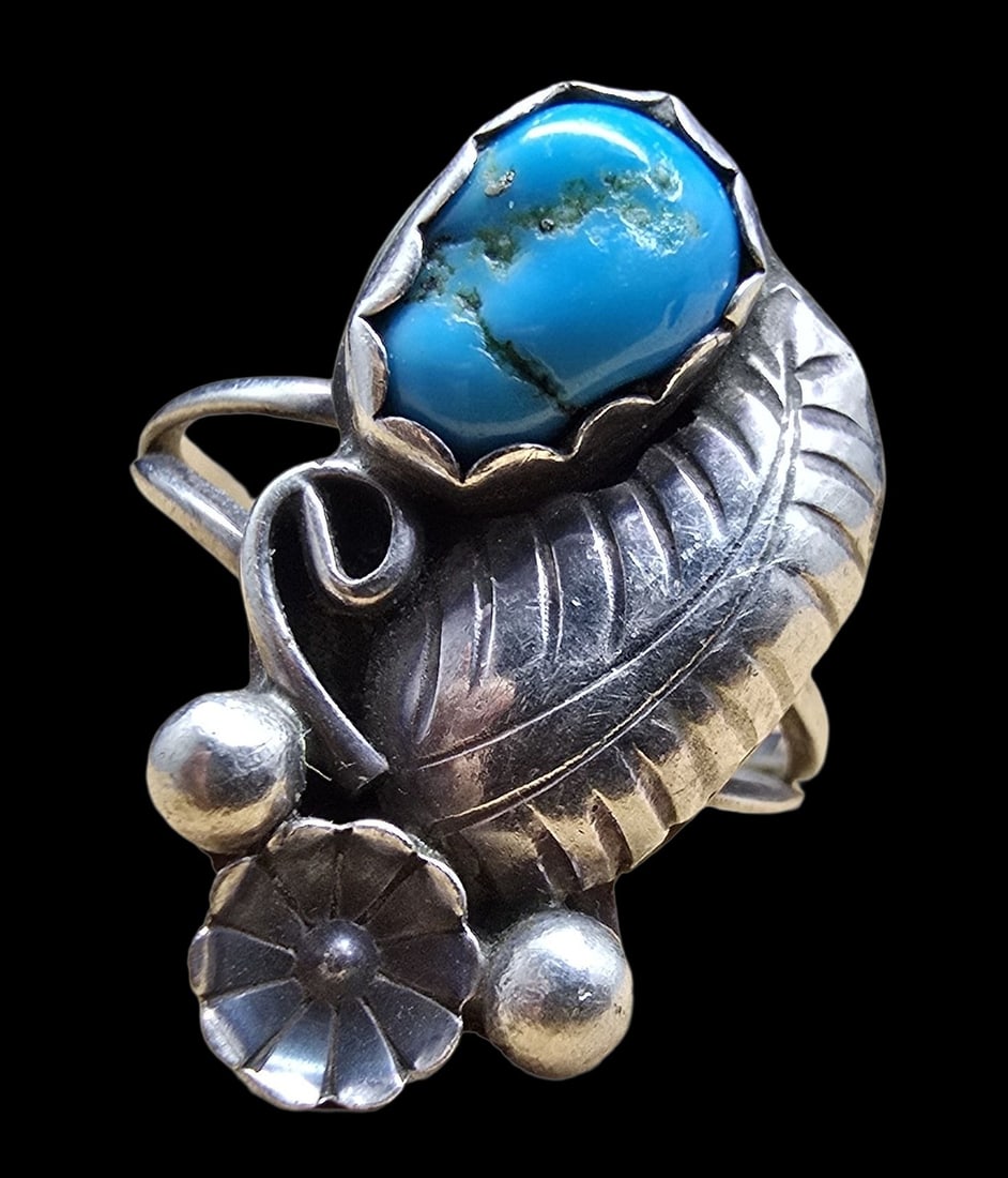 Stunning Vintage Native American Sterling Silver & Turquoise Ring: Very good vintage condition with minor patina according to age. The ring is a size 5 and weighs ca. 2.5 grams. Marked for Sterling Silver.