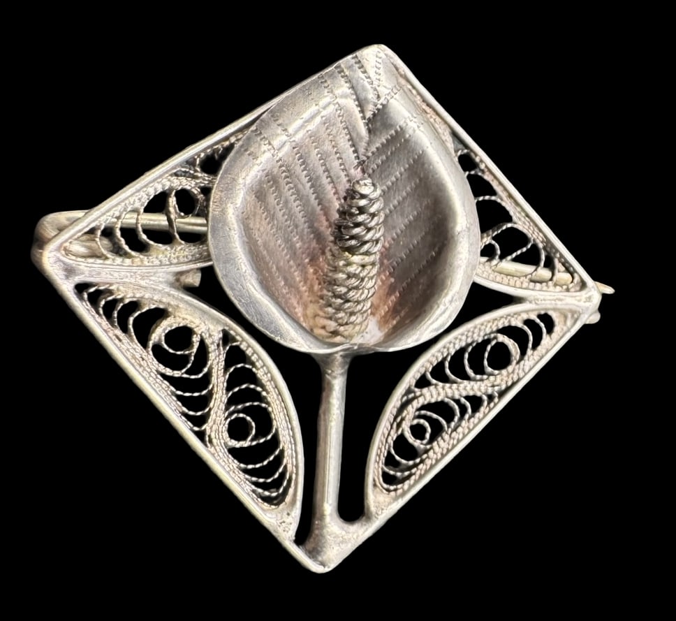 Vintage Sterling Silver Filigree Lily Flower Brooch: Very good vintage condition with minor patina according to age. Measures approx. 1 3/8" long x 1 1/4" wide and weighs ca. 5.5 grams. Marked for Sterling Silver..