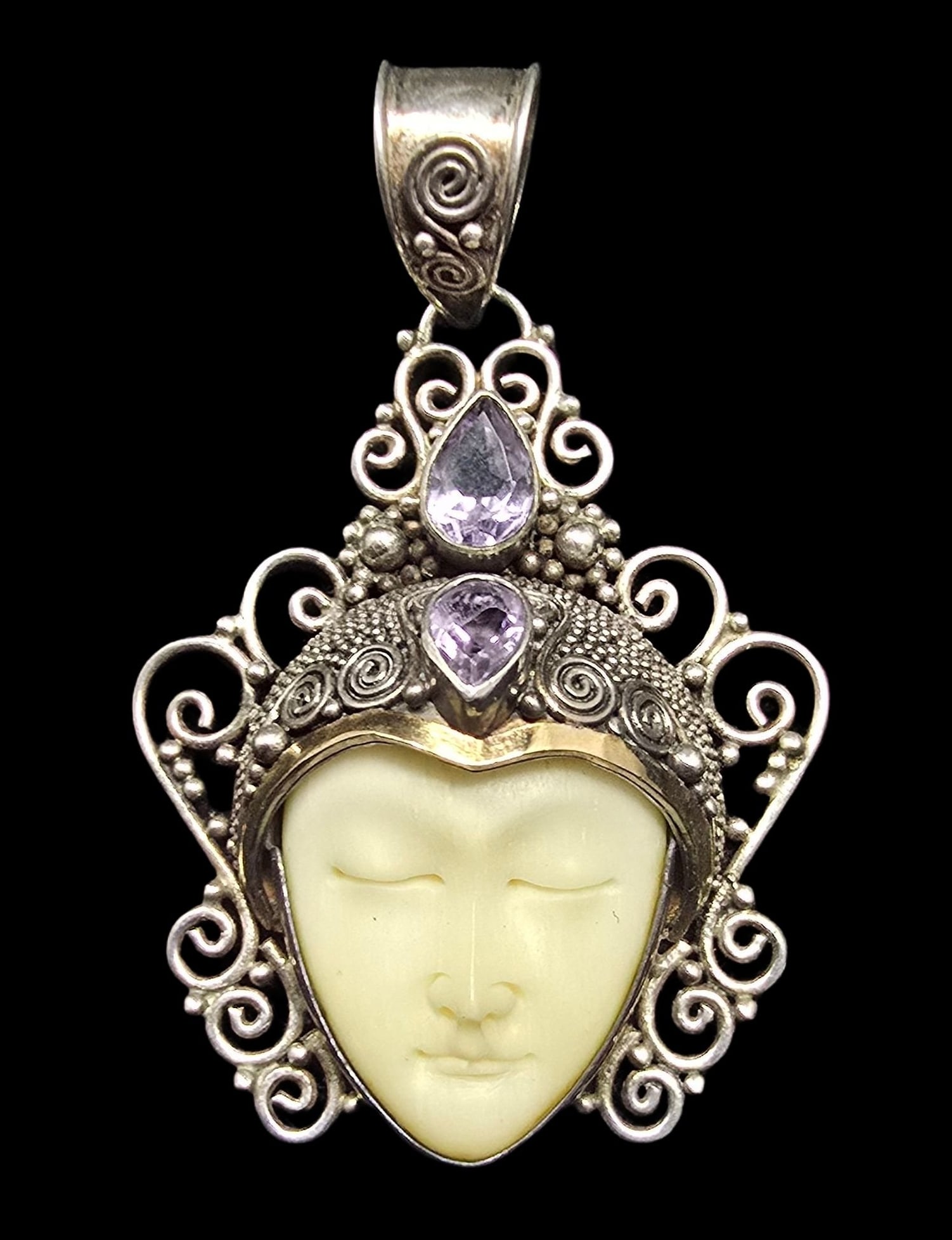 Rare Vintage Sterling Silver, 14K Gold Accents, Amethyst & Carved Face Pendant Charm: Very good vintage condition with minor patina according to age. Measures approx. 1" wide and weighs ca. 10 grams. Marked for Sterling Silver & 14K Gold.