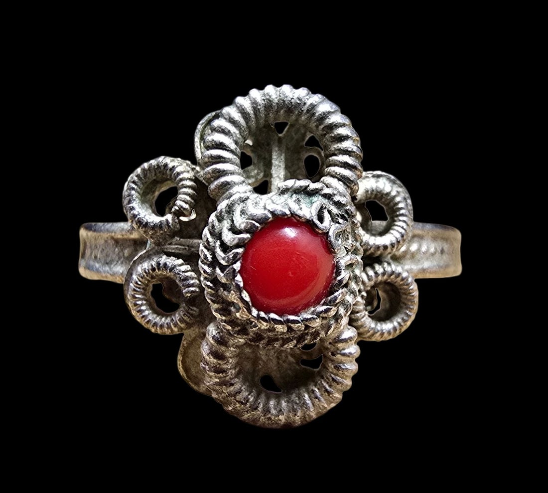 Gorgeous Ornate Vintage 900 Silver Filigree & Red Coral Ring: Very good vintage condition with minor patina according to age. The ring is a size 7 and weighs ca. 2.5 grams. Marked for 900 Silver.