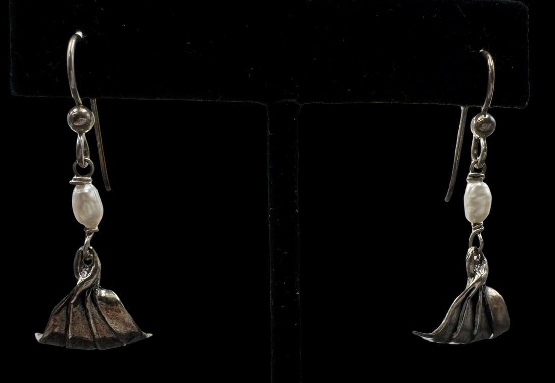 Vintage MARY ELVYN Sterling Silver & Freshwater Pearls Dangle Earrings: Very good vintage condition with minor patina according to age. Each measures approx. 1 1/4" long x 1/2" wide and they jointly weigh ca. 2.8 grams. Marked for Sterling Silver..