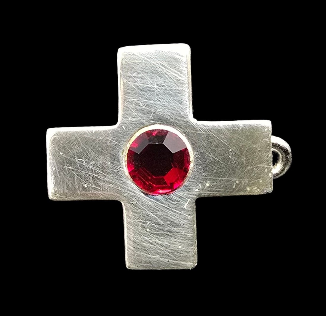 Beautiful Vintage Gilt Sterling Silver & Red Gemstone Brooch Pin: Very good vintage condition with minor patina according to age. Measures approx. 1" wide and weighs ca. 0.5 grams. Marked for Sterling Silver.