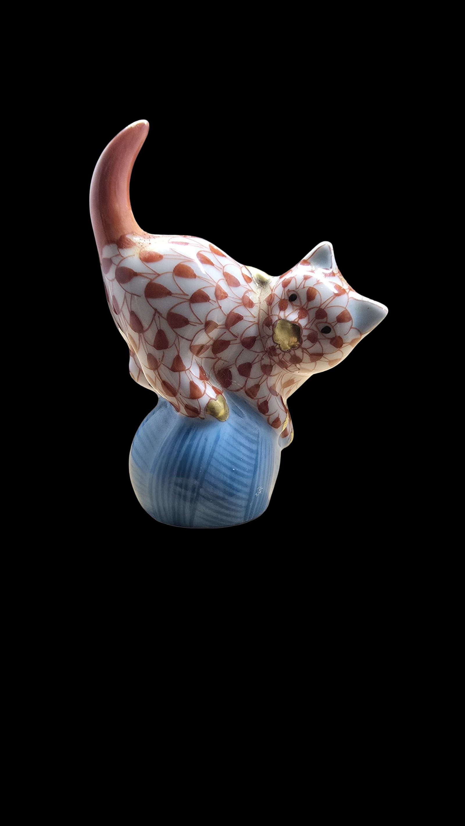 Beautiful Vintage Handpainted HEREND Porcelain Red Fishnet Cat on Blue Yarn Ball Figurine (1 of 4)