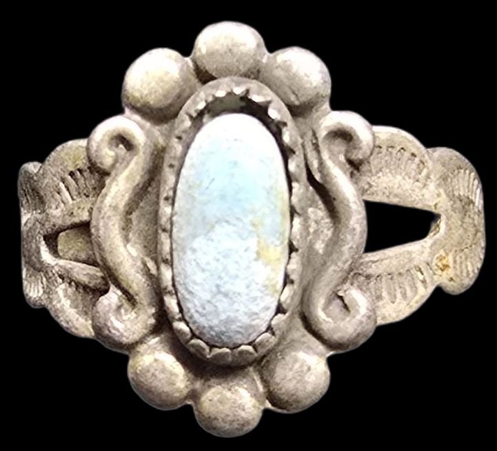 Vintage Mid-Century 1960s Native American BELL Trading Post Sterling Silver & Gemstone Ring: Very good vintage condition with minor patina according to age. The ring is a size 2.5 and weighs ca. 1.5 grams. Marked Sterling Silver & Designer.