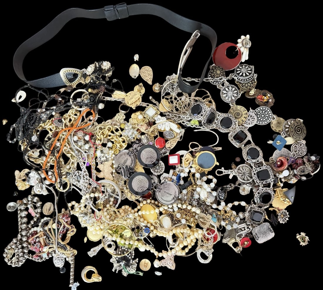 Amazing Large Mixed Jewelry Lot - ca. 225 Items: Very good vintage condition with minor patina according to age. Measures approx. 6 lbs, 8 oz