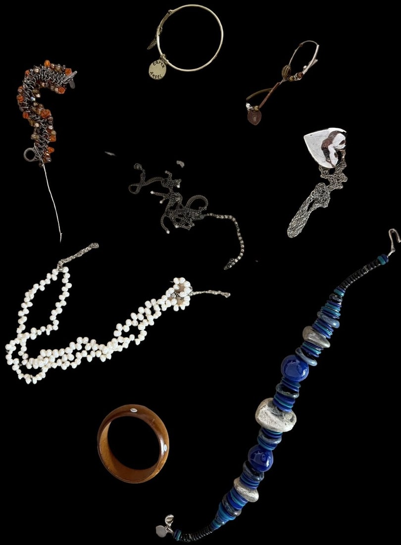 Amazing Mixed Vintage Jewelry Lot: Very good vintage condition with minor patina according to age. Measures approx. 12 oz