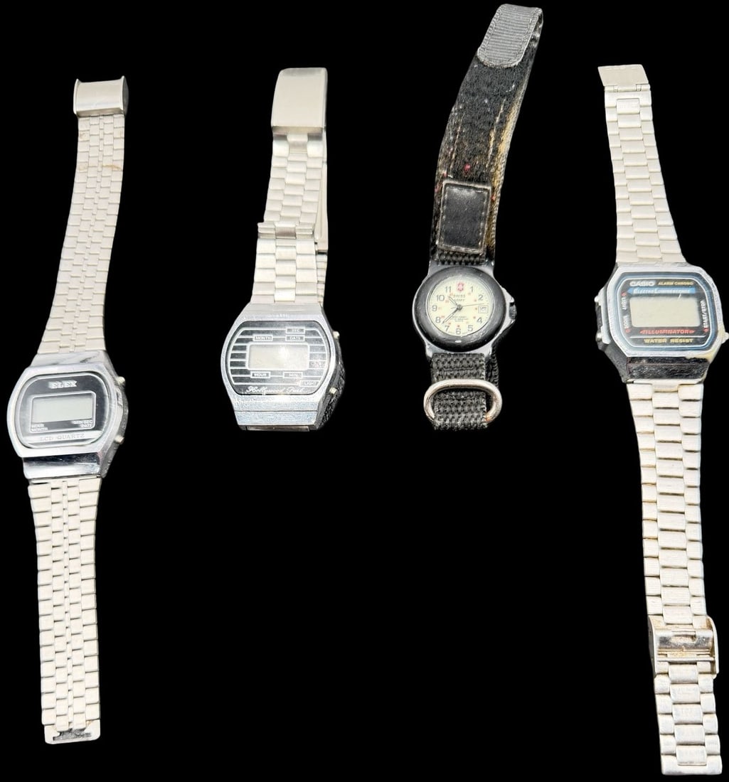 Lot of 4 Vintage Watches: Very good vintage condition with minor patina according to age. Measures approx. 6 oz