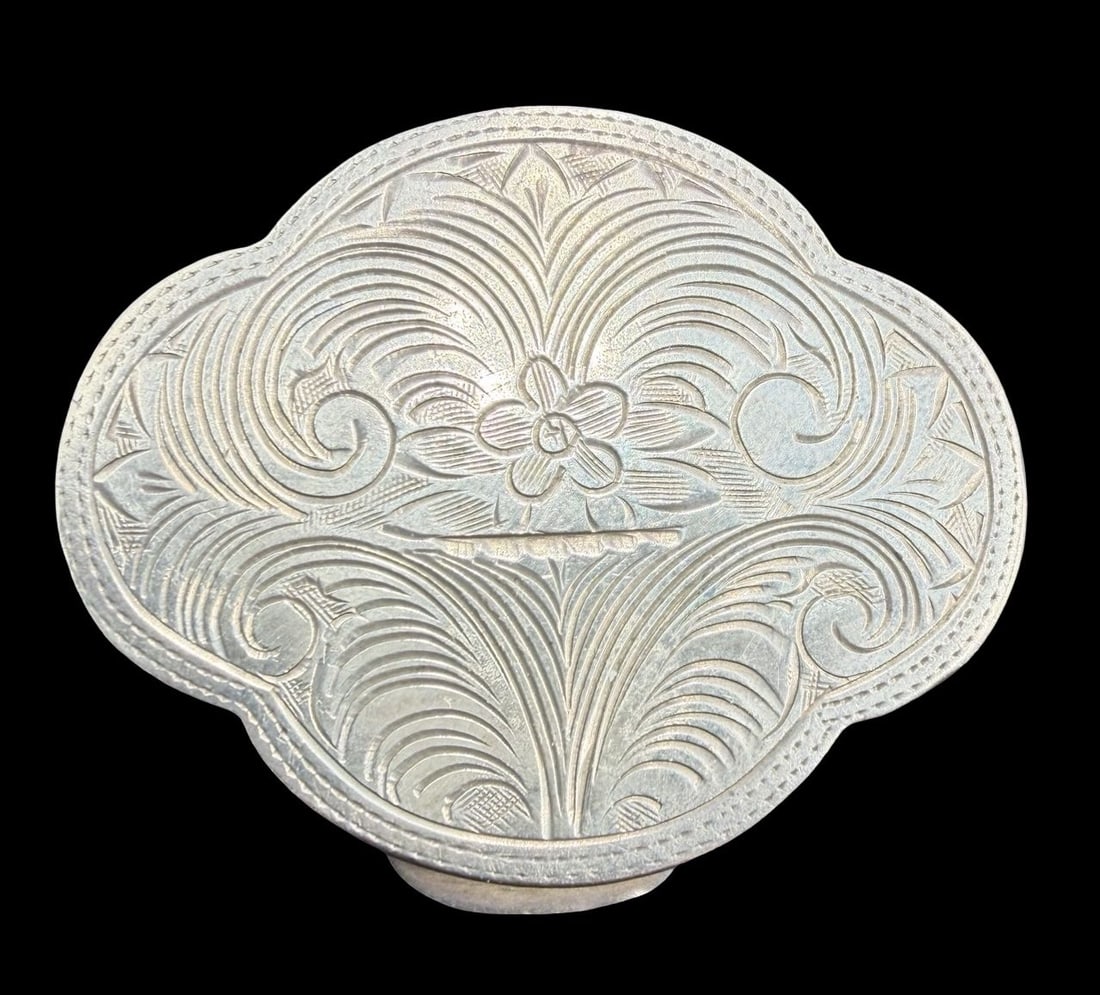 Gorgeous Ornate Vintage 925 Sterling Silver Trinket Box: Very good vintage condition with minor patina according to age. Measures approx. 1/2" high and 1 1/2" wide and 1 3/4" long and weighs ca. 23.8 grams. Marked for 925 Sterling Silver.