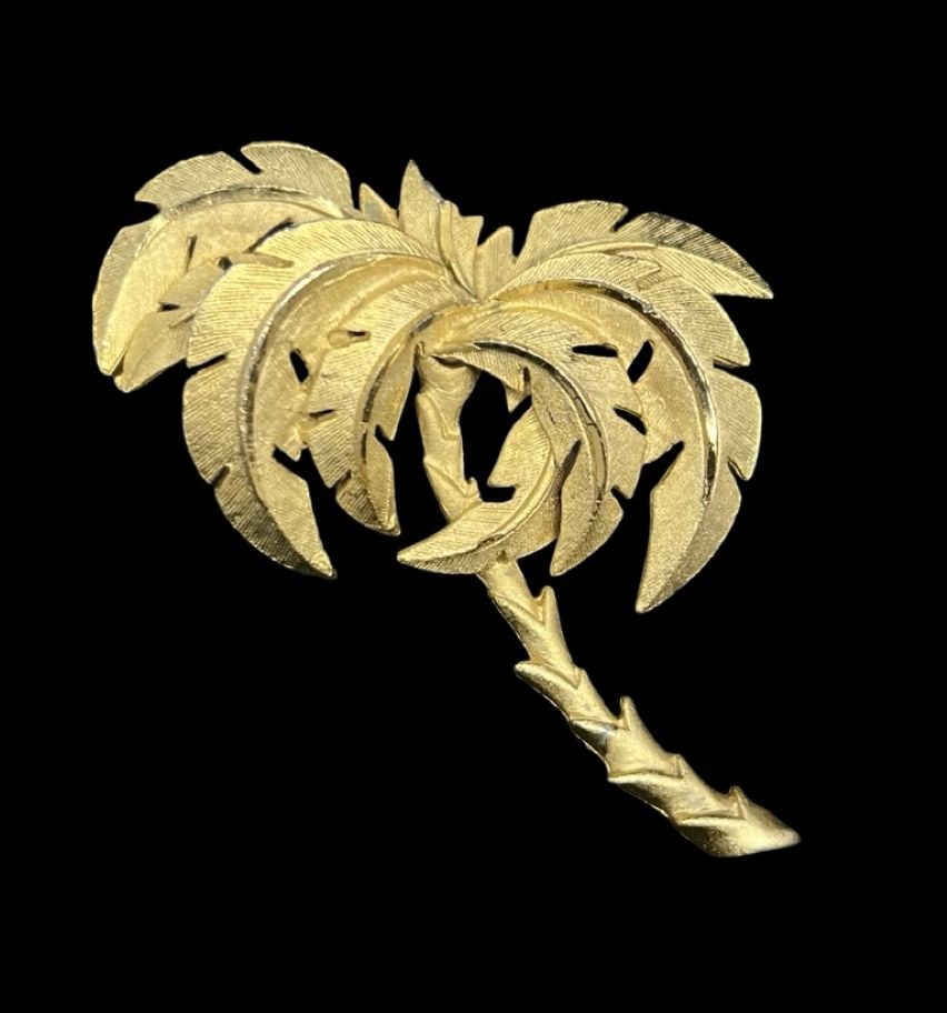 Amazing Ornate Vintage Gilt Metal Costume Jewelry Palm Tree Brooch: Very good vintage condition with minor patina according to age. Measures approx. 2" long and 2 1/4" wide and weighs ca. 22.9 grams.