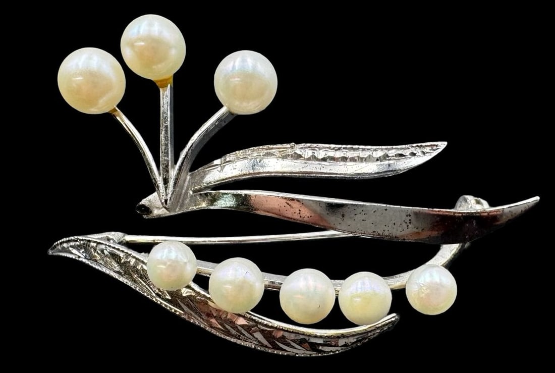 Vintage Rhodium Plated Sterling Silver Pearl Brooch: Very good vintage condition with minor patina according to age. Measures approx. 2 " long and 1 1/4" wide & weighs ca. 4.8 grams. Marked for Silver.