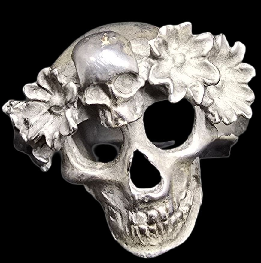 Very Unusual Antique 950 Silver Memento Mori Ring /w Skull: Very good vintage condition with minor patina according to age. Measures approx. ?" long and ?" wide and weighs ca. 10 grams. The ring is a size 8 Marked for 950 Silver??