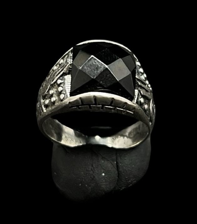 Gorgeous Ornate Vintage Sterling Silver & Black Onyx Ring: Very good vintage condition with minor patina according to age. Weighs ca. 6.1 grams. The ring is a size 8. Marked for Sterling Silver.
