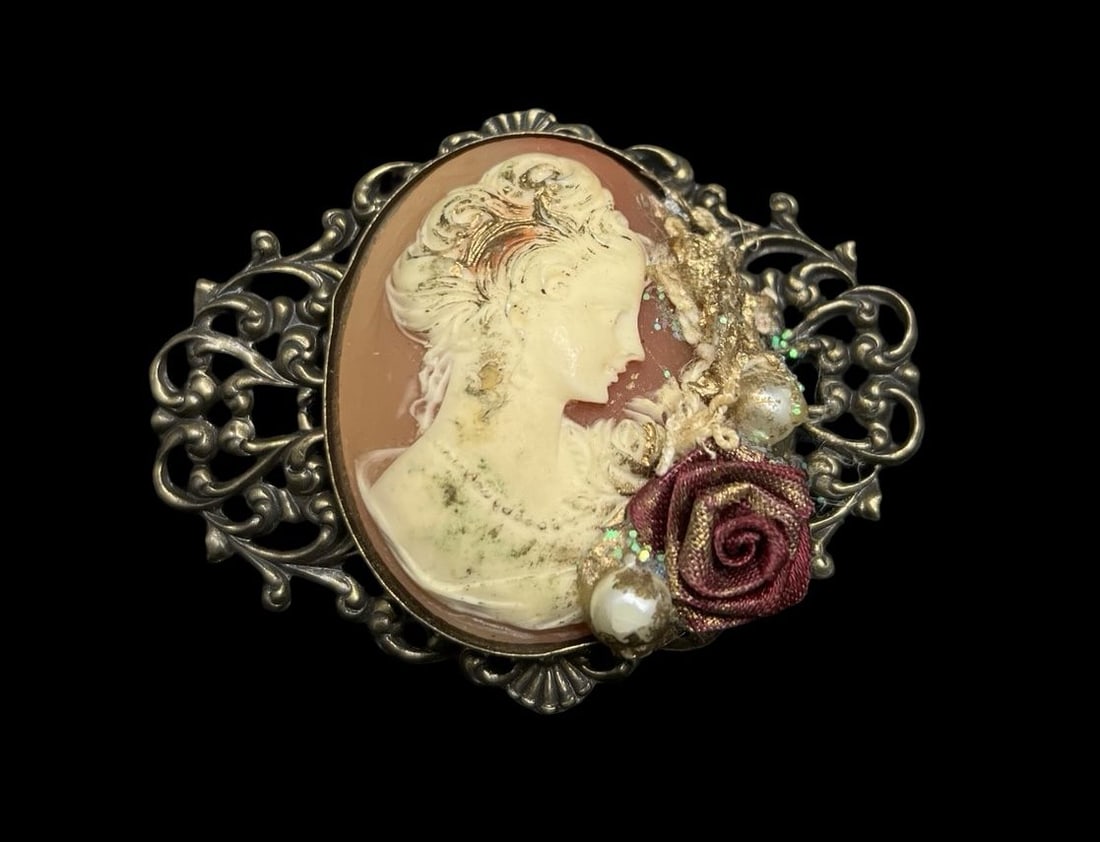 Stunning Ornate Vintage Gilt Metal /w Cameo, Pearl & Rose Costume Jewelry Brooch: Very good vintage condition with minor patina according to age. Measures approx. 2" long and 2 1/2" wide and weighs ca. 22.7 grams.