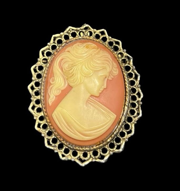 Stunning Ornate Vintage Gilt Filigree Metal & Cameo Pendant Brooch: Very good vintage condition with minor patina according to age. Measures approx. 2 1/4" long and 1 3/4" wide and weighs ca. 20.9 grams.