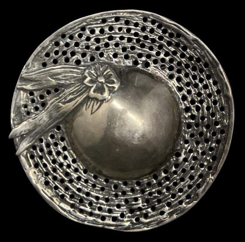 Beautiful Vintage Sterling Silver Ladies Hat Brooch Pin: Very good vintage condition with minor patina according to age. Measures approx. 1 1/8" long and 1 1/8" wide and weighs ca. 15.3 grams. Marked for 925 Sterling Silver.