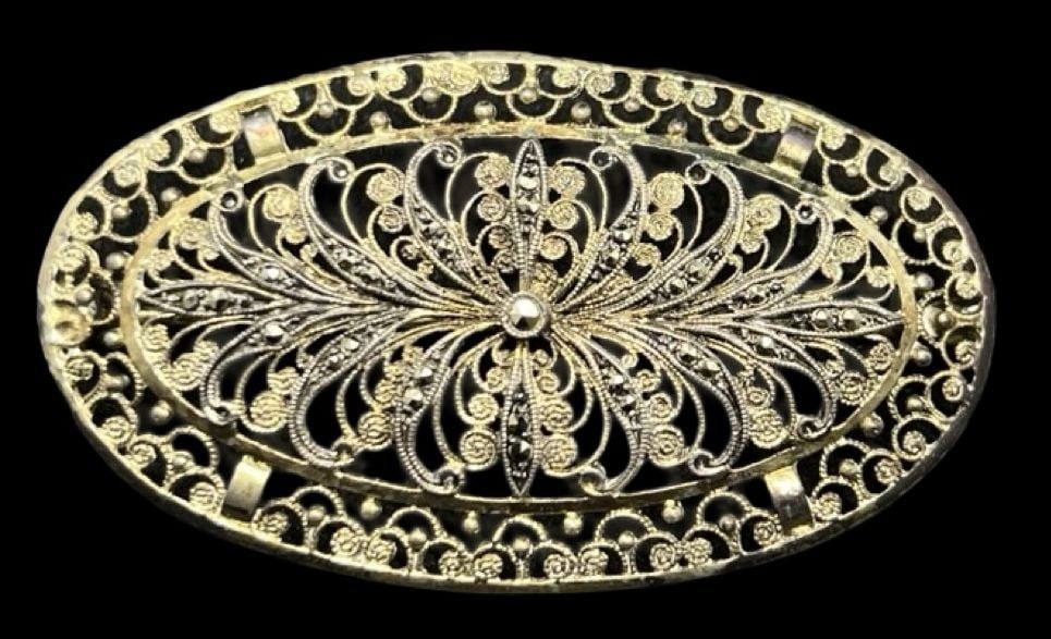 Stunnimg Ornate Vintage Gilt Sterling Silver Filigree Brooch Pin: Very good vintage condition with minor patina according to age. Measures approx. 1" long and 1 1/8" wide and weighs ca. 5.3 grams. Marked for Sterling Silver.