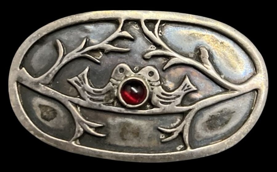 Very Rare & Gorgeous Vintage Sterling Silver & Garnet "Lovebirds" Pin Brooch: Very good vintage condition with minor patina according to age. Measures approx. 1" long and 1 1/8" wide and weighs ca. 9.2 grams. Marked for 925 Sterling Silver.