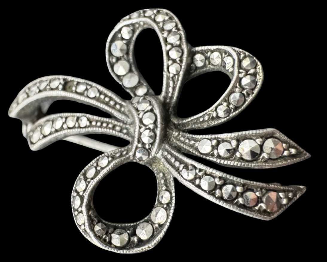 Beautiful Vintage European 800 Silver & Marcasite Ribbon Brooch: Very good vintage condition with minor patina according to age. Measures approx. 1 2/8" long x 1" wide and weighs ca. 3.7 grams. Missing one stone. Marked for 800 Silver.