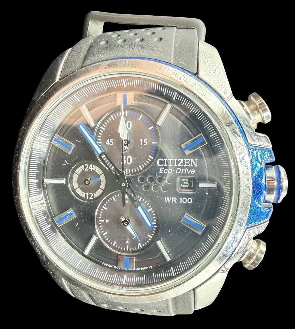 Vintage CITIZEN Stainless Steel Silver Tone & Black Dial Watch: Very good vintage condition with minor patina according to age. Dial measures approx. 1 1/2" long and 1 1/2" wide and weighs ca. 77.27 grams. Marked for CITIZEN. The timepiece is working.