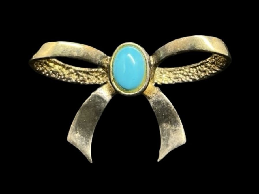 Gorgeous Ornate Vintage Gilt Sterling Silver & Turquoise Designer Bow Brooch Pin: Very good vintage condition with minor patina according to age. Measures approx. 3/4" long and 1 1/4" wide and weighs ca. 6.1 grams. Marked for Sterling Silver.