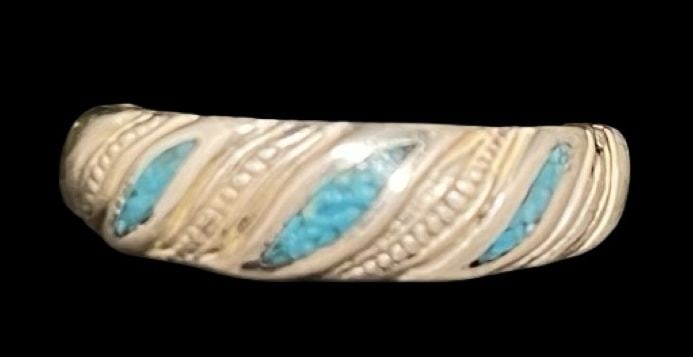 Beautiful Ornate Vintage Sterling Silver & Inlaid Gemstone Ring: Very good vintage condition with minor patina according to age. The ring is a size 6 and weighs ca. 3.1 grams. Marked for 925 Sterling Silver.