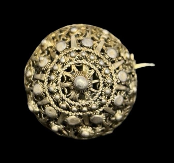 Amazing Ornate Antique Filigree Sterling Silver Pin Brooch: Very good antique condition with minor patina according to age. Measures approx. 1" long and 1" wide and weighs ca. 6.6 grams. Tested for silver.
