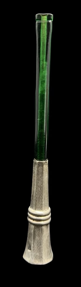 Beautiful Vintage Sterling Silver & Green Bakelite Cigarette Holder: Very good vintage condition with minor patina according to age. Measures approx. 4" long and weighs ca. 5.7 grams. Marked for 925 Sterling Silver.