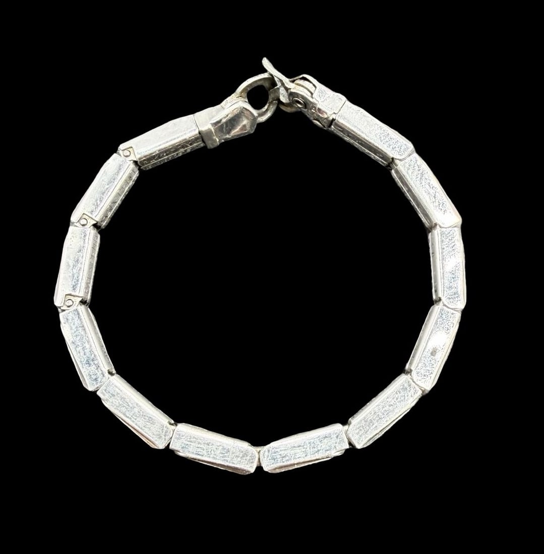 Beautiful Vintage Sterling Bracelet: Very good vintage condition with minor patina according to age. Measures approx. 2" in diameter and weighs ca. 5.6 grams. Tested for silver.