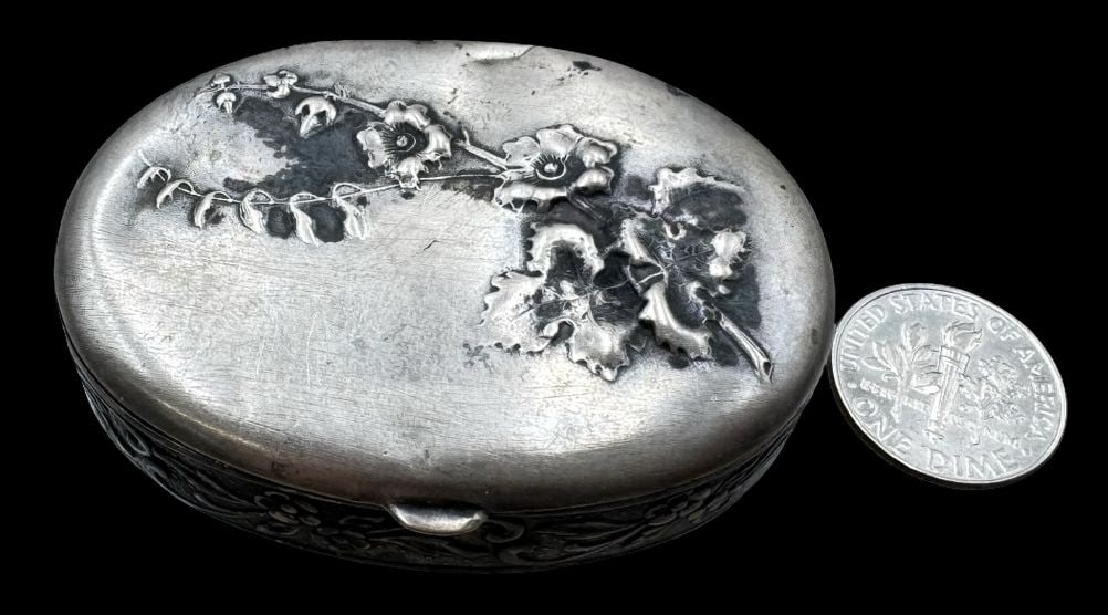 Beautiful Antique European 800 Silver Snuff Box & Flower Design: Very good antique condition with minor patina according to age. Measures approx. 1 1/4" long x 1/2" wide and weighs ca. 27.9 grams. Marked for 800 Silver.